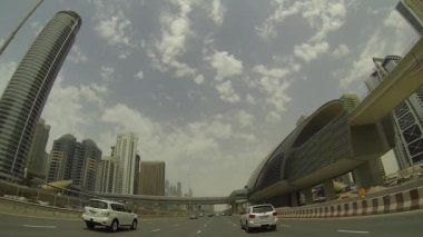 Dubai şehir cadde görünümü araba