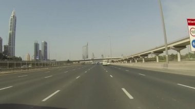 Dubai şehir cadde görünümü araç gece