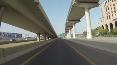 Dubai şehir cadde görünümü araba