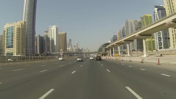 Dubai stad straatmening van auto 's nachts — Stockvideo