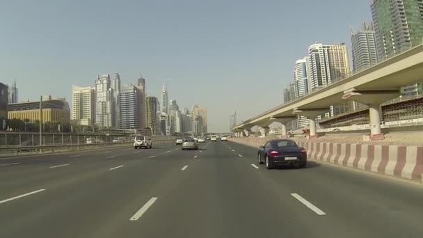 Dubai stad straatmening van auto 's nachts — Stockvideo