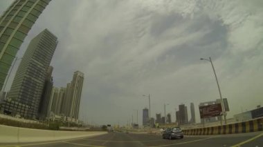 Dubai şehir cadde görünümü araba
