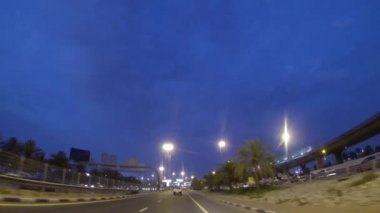 Dubai şehir cadde görünümü araba