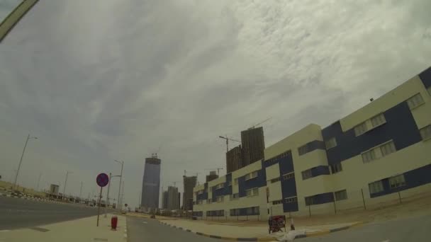 Dubai city street view vom Auto aus — Stockvideo