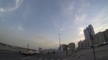 Dubai şehir cadde görünümü araba