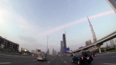 Dubai şehir cadde görünümü araba