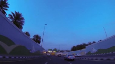 Dubai şehir cadde görünümü araba