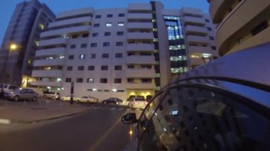 Dubai şehir cadde görünümü araba