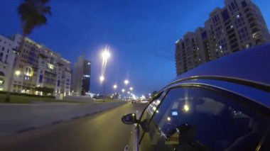 Dubai şehir cadde görünümü araba