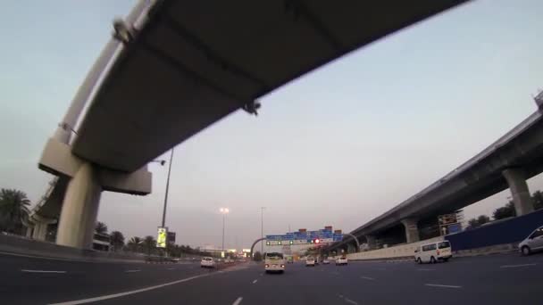 Вид на город Дубай из автомобиля — стоковое видео