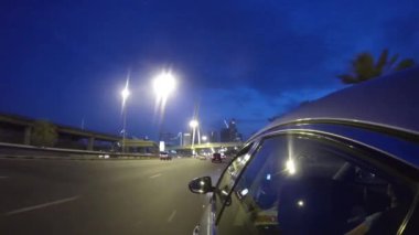 Dubai şehir cadde görünümü araba