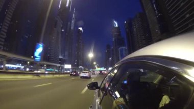 Dubai şehir cadde görünümü araba