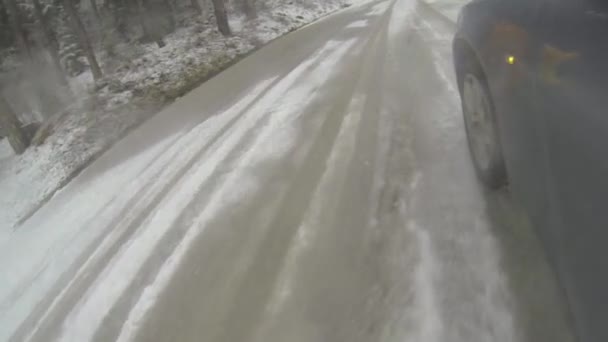 Колеса автомобіля водіння — стокове відео