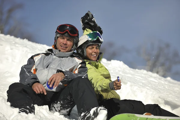 Snowboarders casal relaxante — Fotografia de Stock