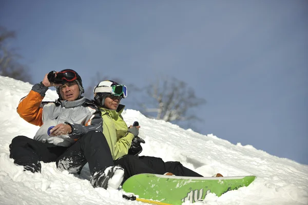 Snowboarders casal relaxante — Fotografia de Stock