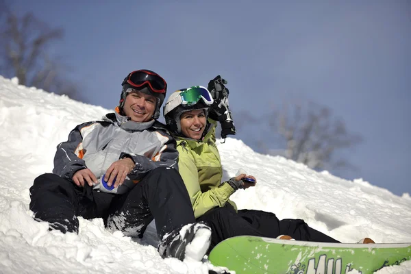 Snowboarders casal relaxante — Fotografia de Stock