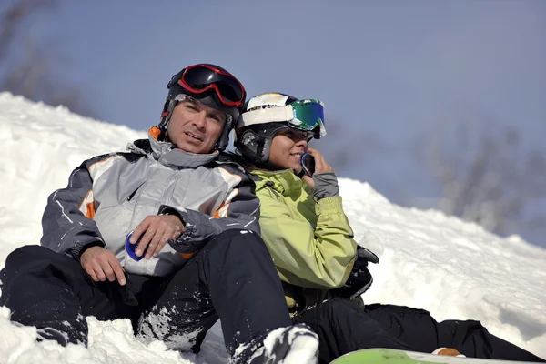 Snowboarders casal relaxante — Fotografia de Stock