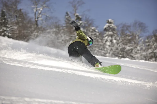 Snowboarder mulher desfrutar freeride na neve em pó fresco — Fotografia de Stock