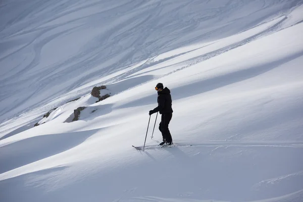 Freeride esquiador esquiando en nieve en polvo profundo —  Fotos de Stock
