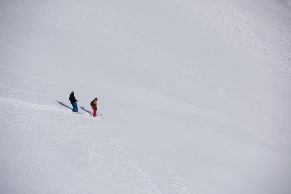 Freeride skidåkare skidåkning i djup pudersnö — Stockfoto