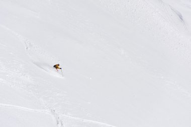 derin toz karda Kayak freeride kayakçı