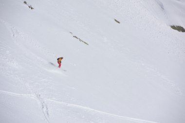 derin toz karda Kayak freeride kayakçı