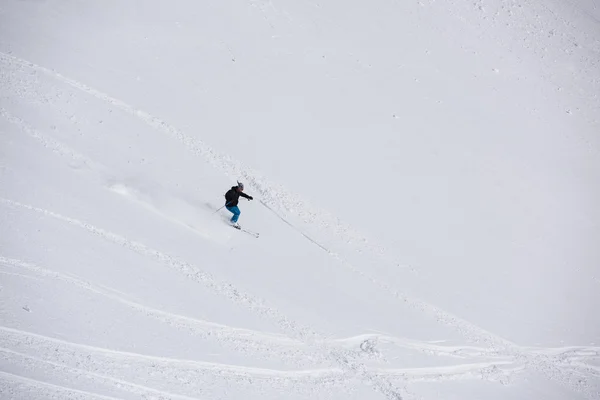 Lyžař freeride lyžování v hluboký prašan — Stock fotografie