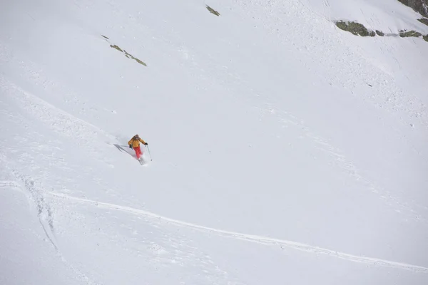 Freeride esquiador esquiando en nieve en polvo profundo — Foto de Stock