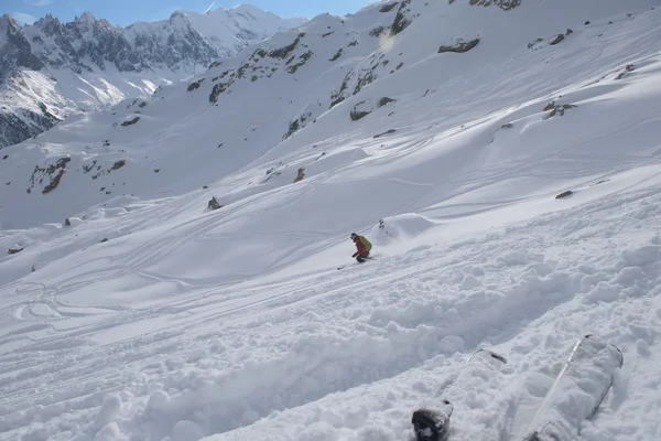 Freeride-Skifahrer fahren im Tiefschnee — Stockfoto