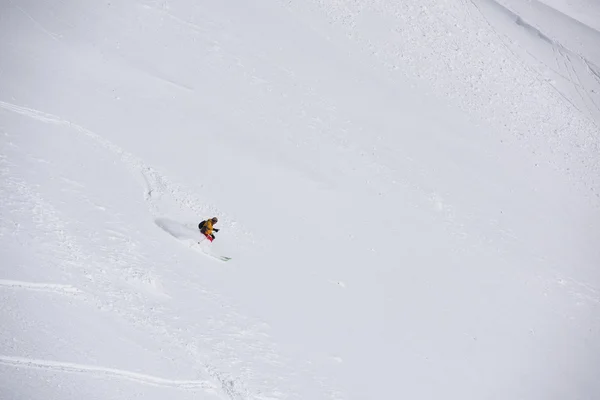 Фрірайд лижник катається на лижах у глибокому пороховому снігу — стокове фото