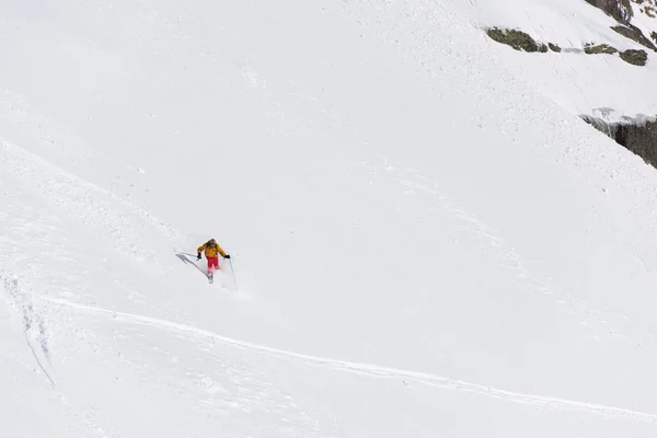 Freeride skidåkare skidåkning i djup pudersnö — Stockfoto