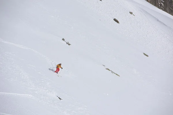 Freeride esquiador esquiando en nieve en polvo profundo —  Fotos de Stock