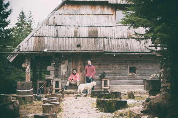 Zusammengepfercht vor altem Holzhaus — Stockfoto