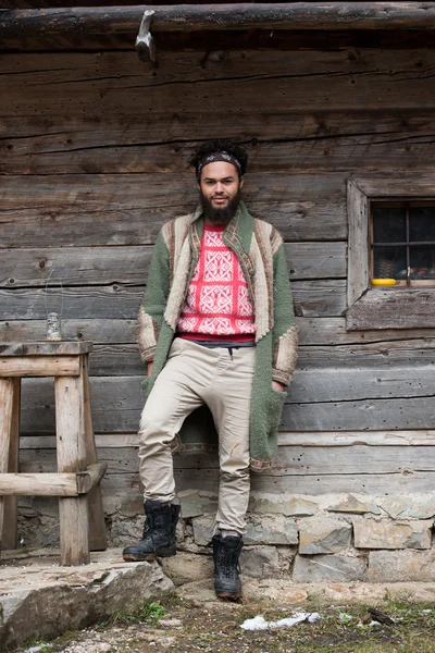 Retrato de joven hipster frente a casa de madera —  Fotos de Stock