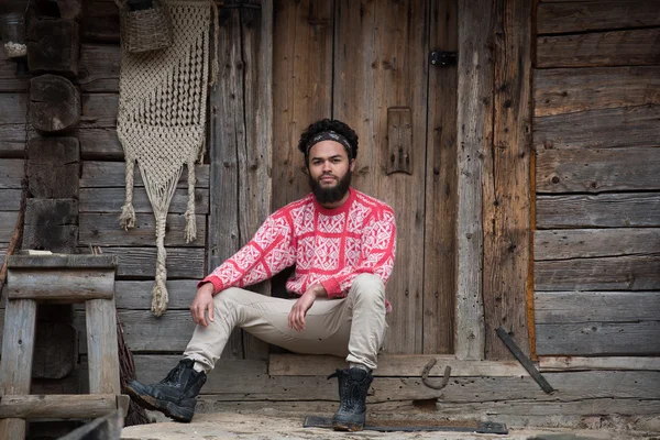 Retrato de jovem hipster na frente da casa de madeira — Fotografia de Stock