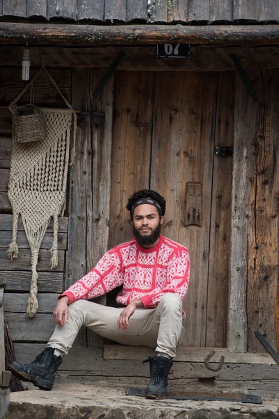 Retrato de jovem hipster na frente da casa de madeira — Fotografia de Stock