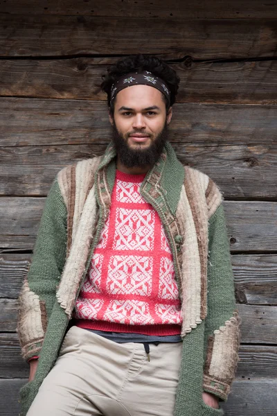 Retrato de jovem hipster na frente da casa de madeira — Fotografia de Stock