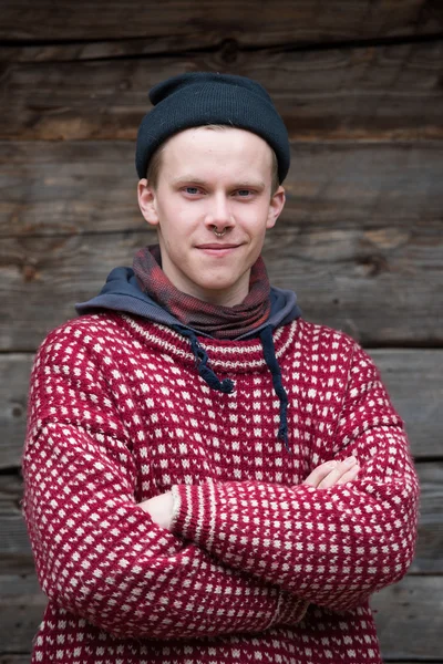 Jeune hipster devant la maison en bois — Photo