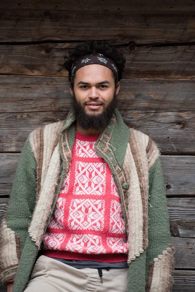 Portrait of young hipster in front of wooden house — Stock Photo, Image