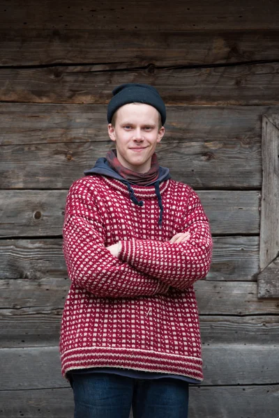 Jeune hipster devant la maison en bois — Photo