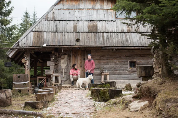 Frineds μαζί μπροστά από το παλιό ξύλινο σπίτι — Φωτογραφία Αρχείου