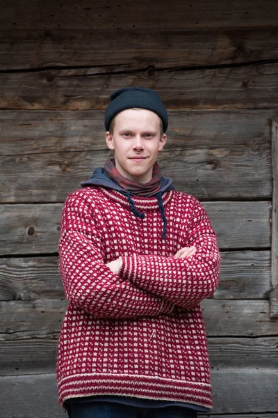 Joven hipster en frente de casa de madera —  Fotos de Stock