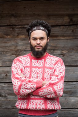 Ahşap evin önünde genç hipster portresi