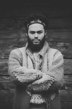 Ahşap evin önünde genç hipster portresi