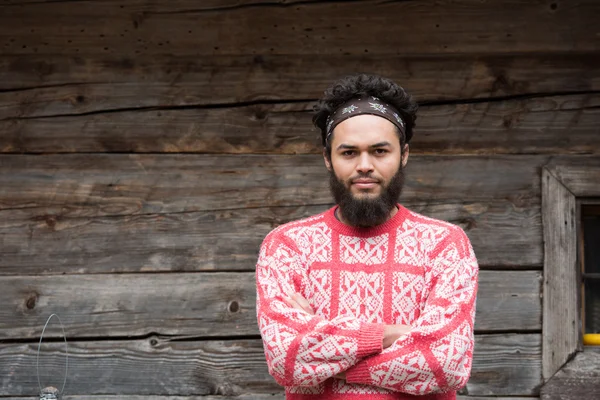 Retrato de jovem hipster na frente da casa de madeira — Fotografia de Stock