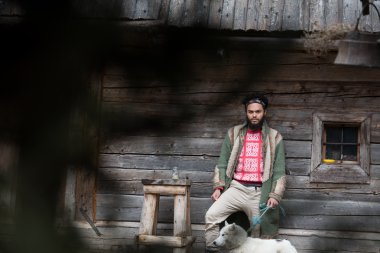 hipster Ahşap evin önünde köpekle