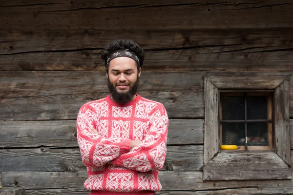 Portrait de jeune hipster devant une maison en bois — Photo