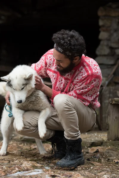 Hipster con perro delante de casa de madera —  Fotos de Stock