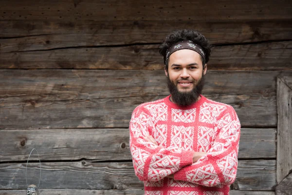 Portrait de jeune hipster devant une maison en bois — Photo