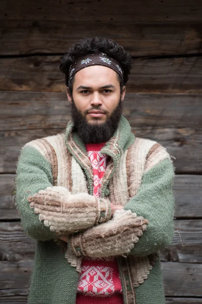 Retrato de joven hipster frente a casa de madera —  Fotos de Stock